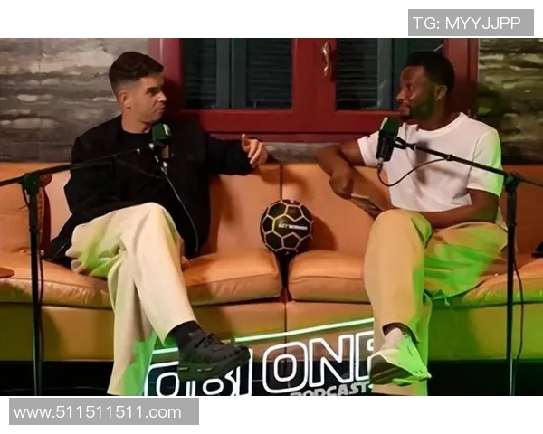 明星偶遇足球球星引发热议 两位巨星互动瞬间成网络热潮 明星偶遇足球球星引发热议 两位巨星互动瞬间成网络热潮