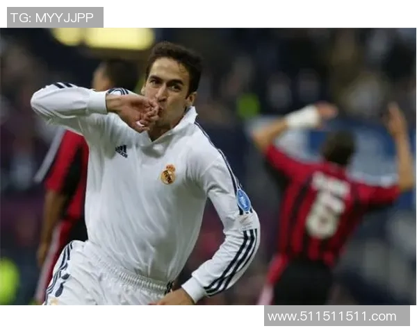 《十大球星巅峰对决揭示天下足球新格局球迷热议不断》 《十大球星巅峰对决揭示天下足球新格局球迷热议不断》